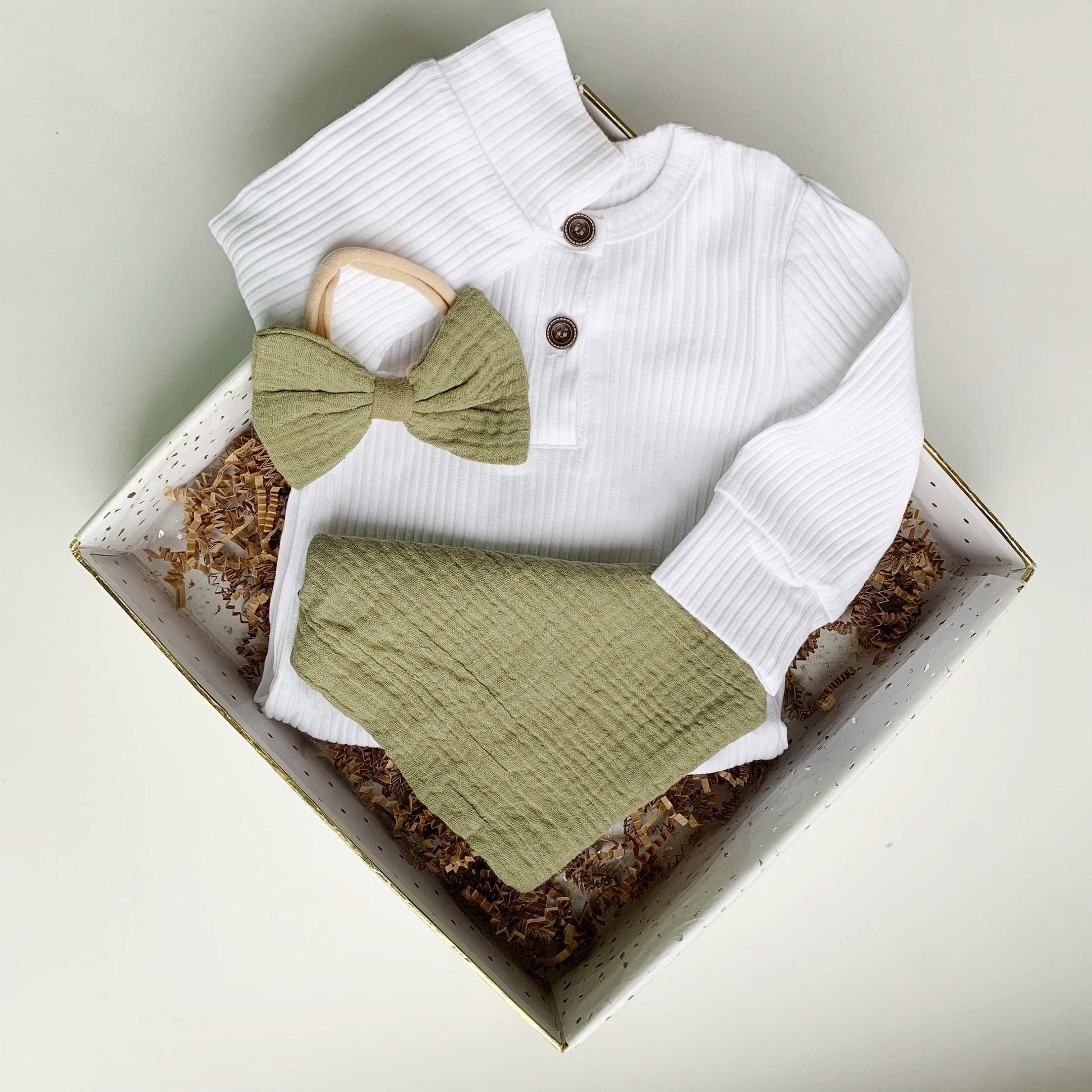 Baby Gift Box Set, Baby Shower Gift basket, Unisex Baby Gift, baby boy gift, baby girl gift, Baby Clothing Gift, Newborn Welcome Gift.